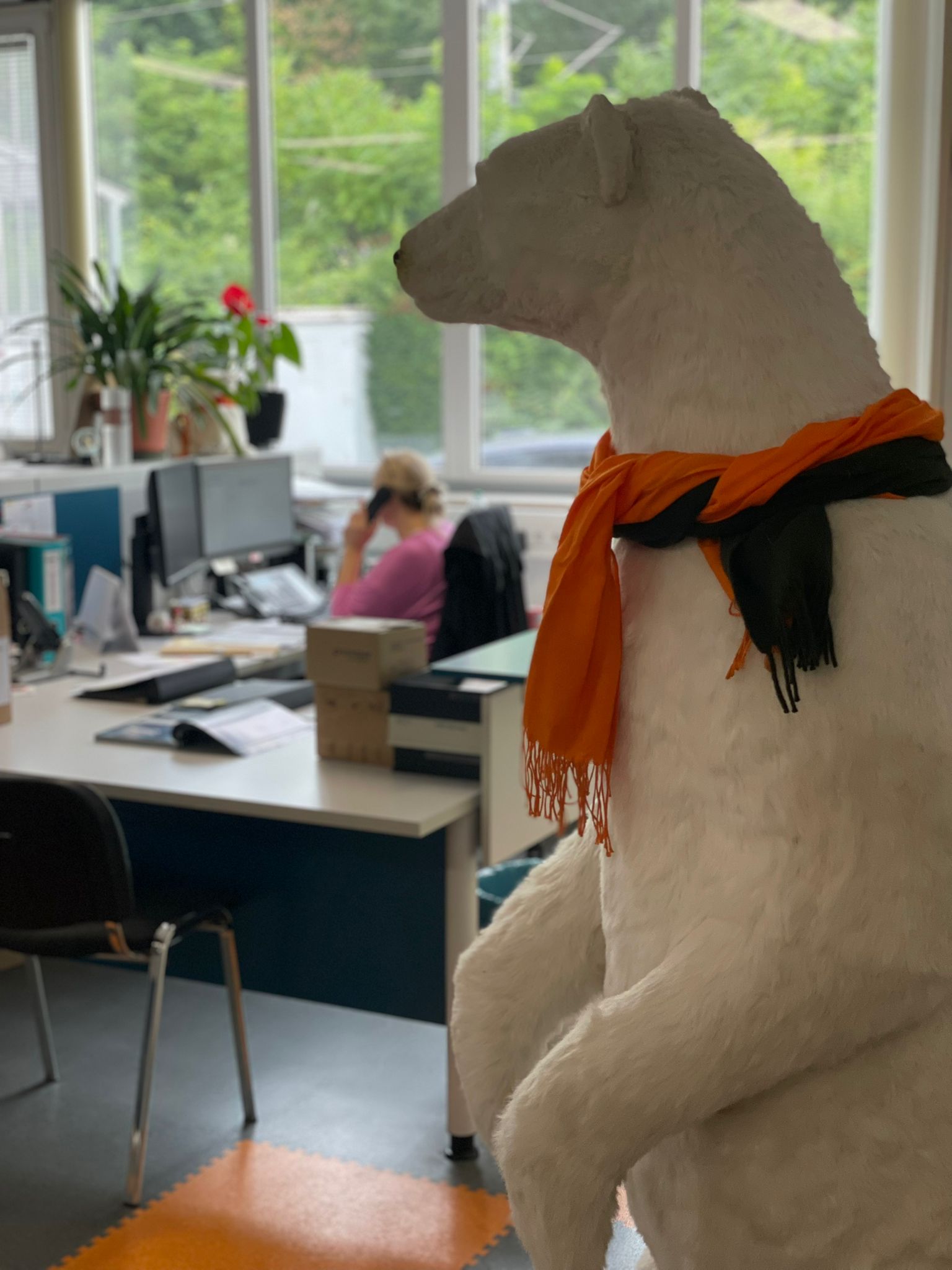Eisbär-Figur mit orangefarbenem Schal im Büro von Eisbär Kältetechnik Wien